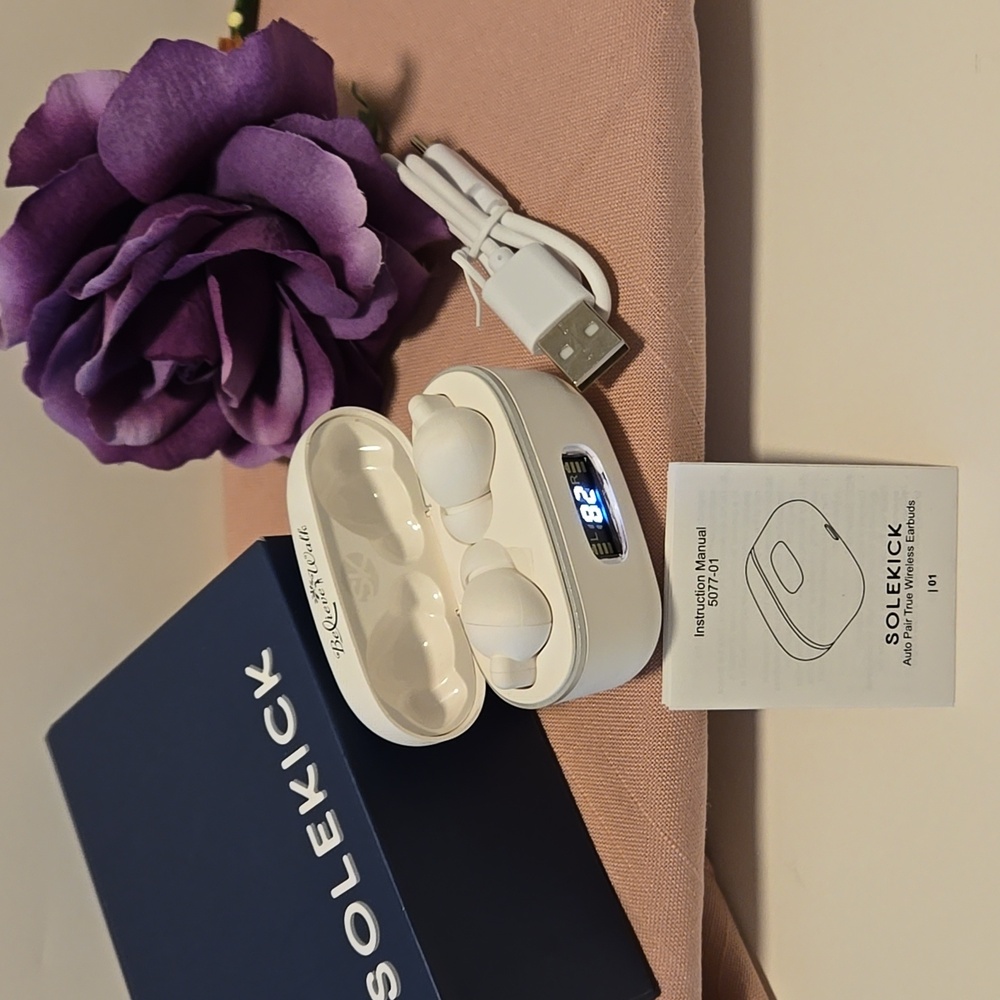 Solekicks True Wireless Earbuds • Auto Pair + Charging Case • NWOT